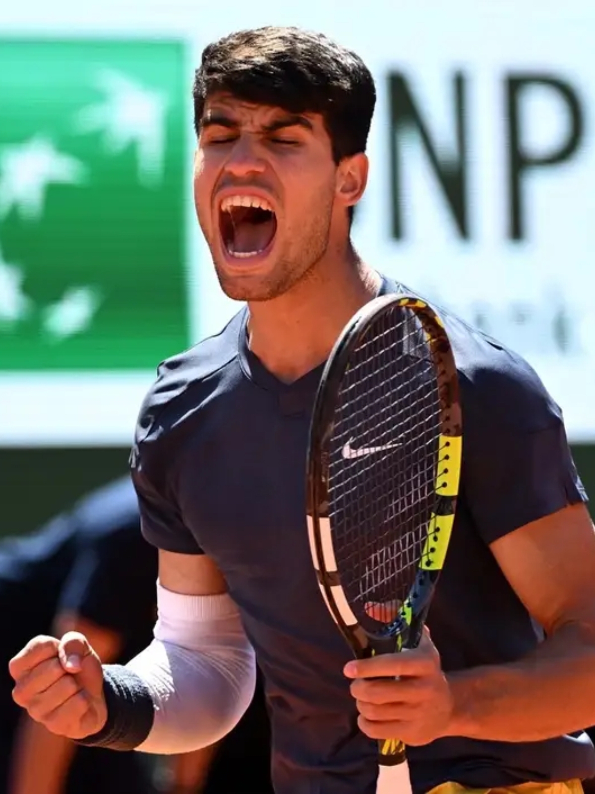 包含日本网球队完胜西班牙网球队，阿尔卡拉斯打破历史纪录的词条