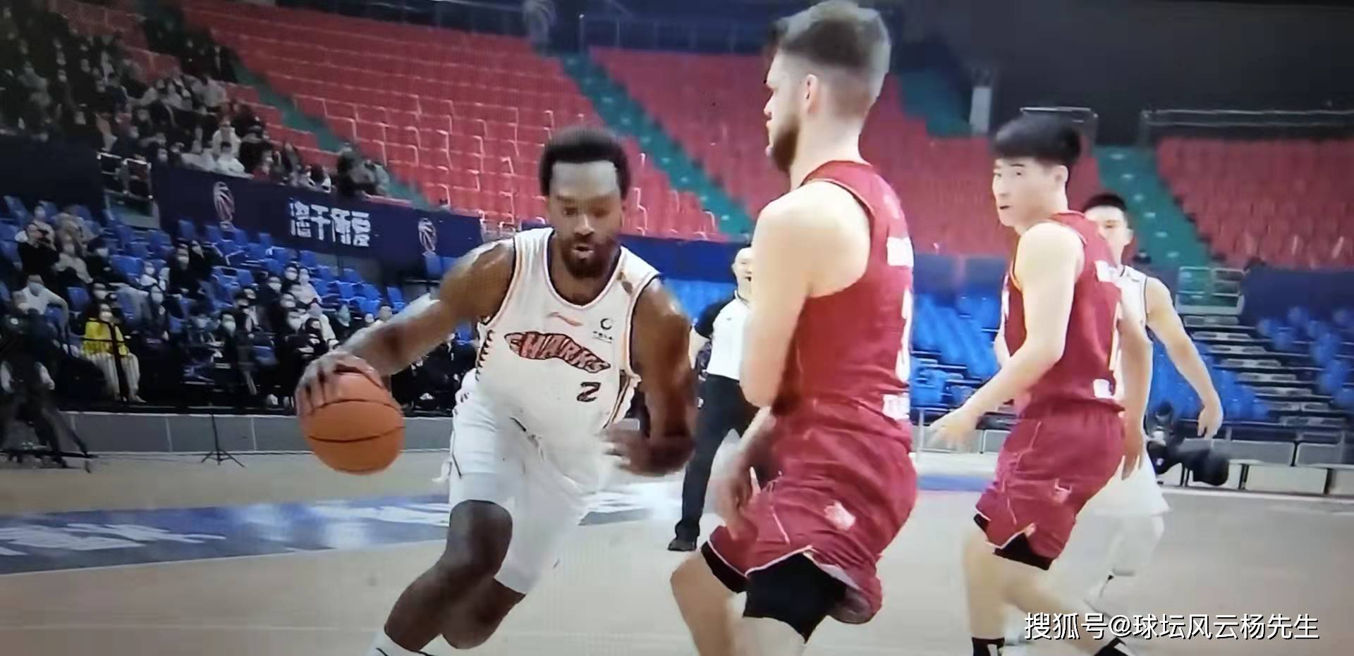 日本羽毛球队碾压泰国羽毛球队，马琳三分雨点燃全场