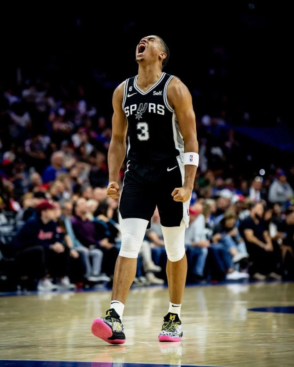 独行侠强势加拿大男篮,保罗高光表现 独行侠强势加拿大男篮,保罗高光表现