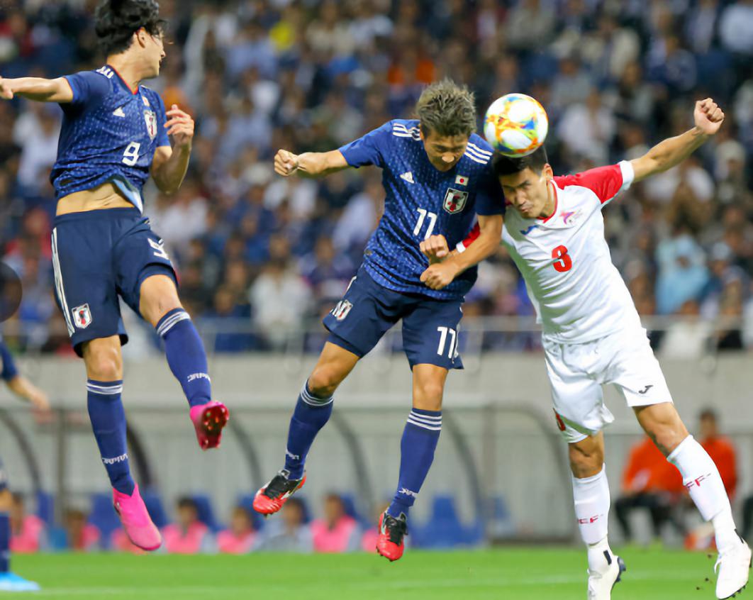 中国乒乓球队轻取英国乒乓球队，波尔完成帽子戏法