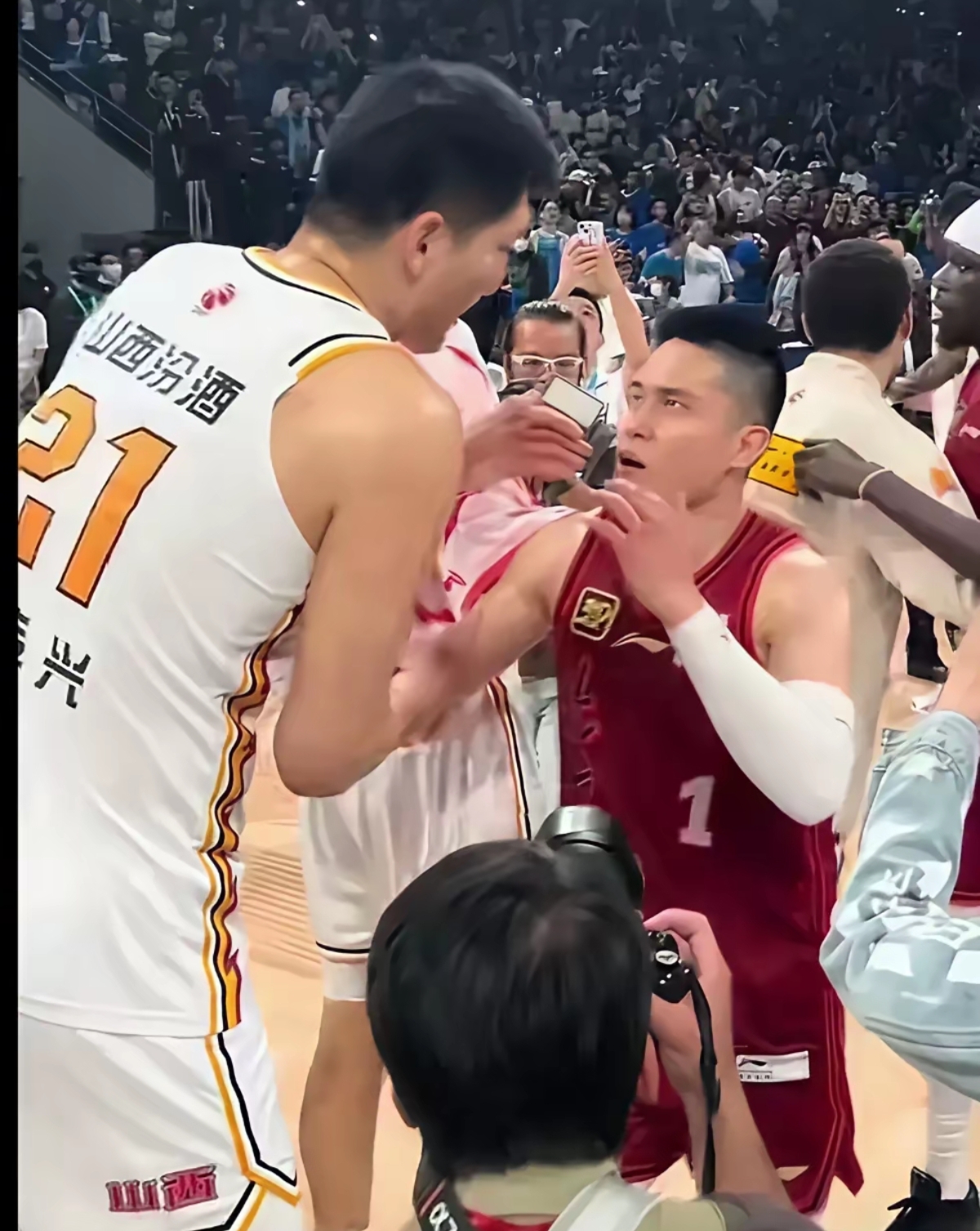 CBA惊险逆转取胜，粉丝狂欢不已