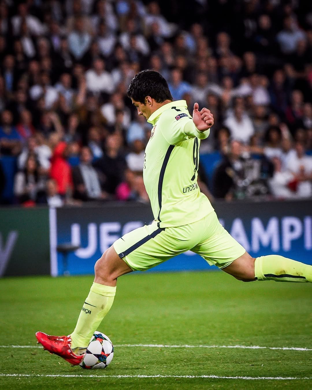 巴西翻盘英格兰，苏亚雷斯带队取胜