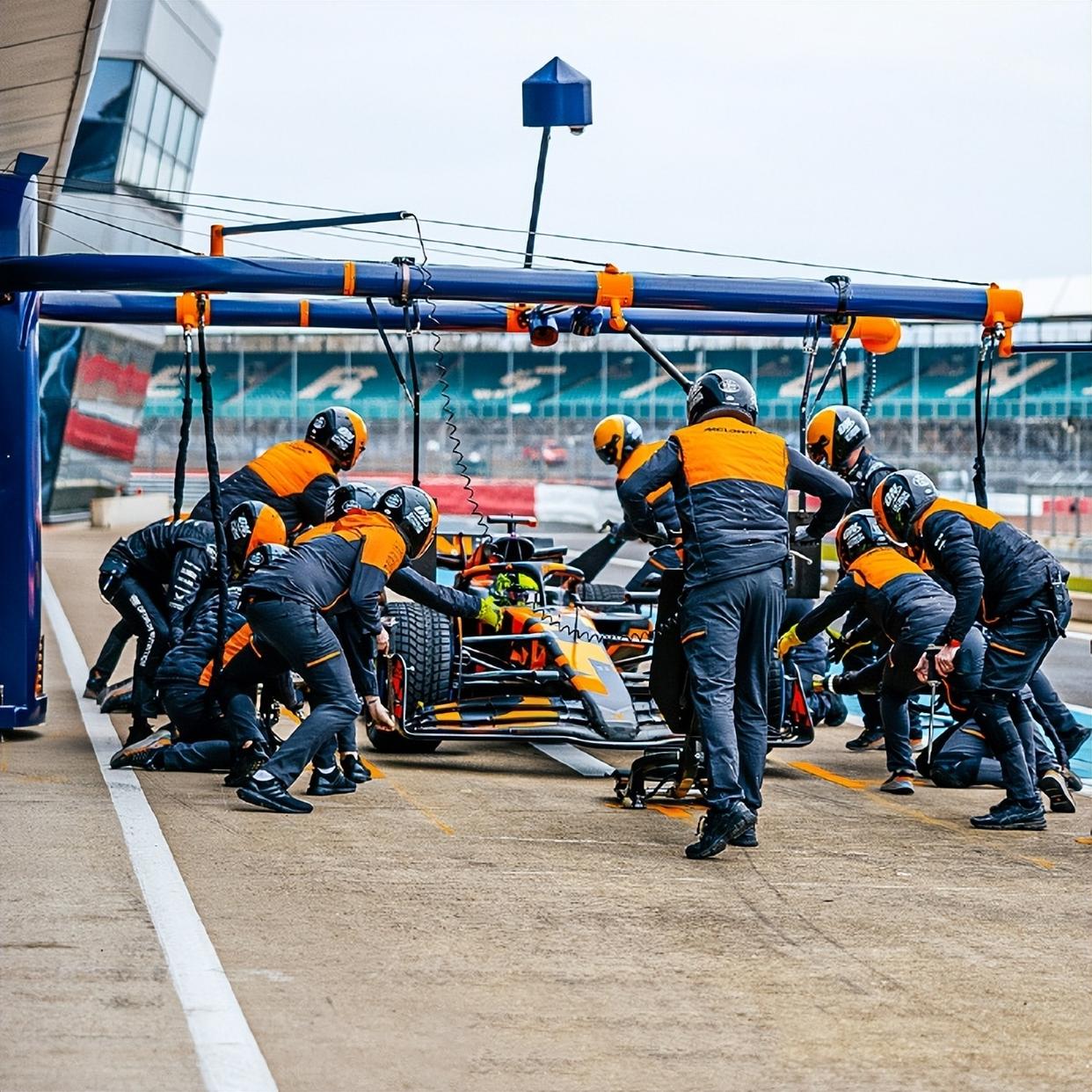 红牛二队碾压梅赛德斯，诺里斯带队取胜