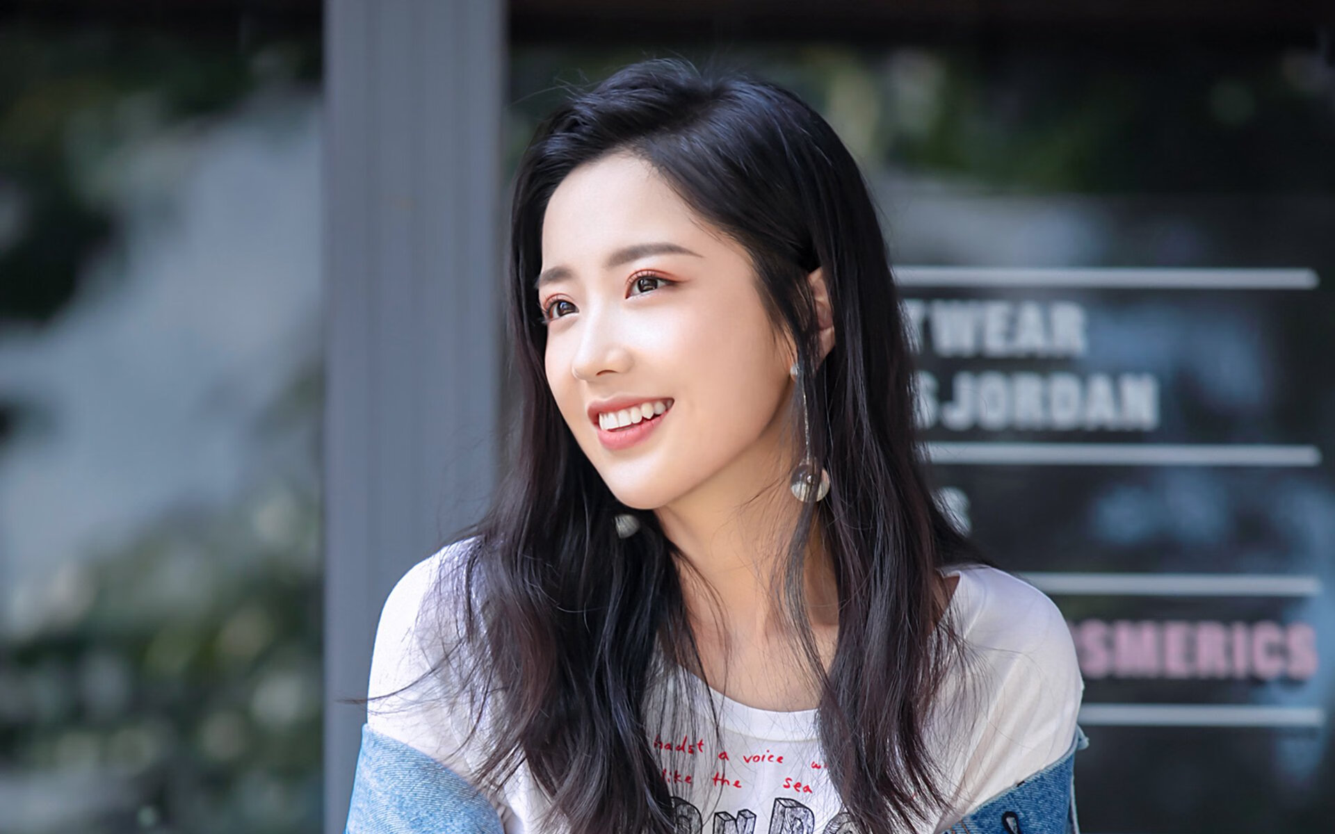 球场厮杀与孤独王座，体育之镜里的生存寓言